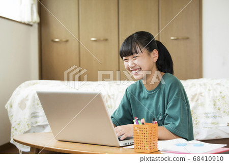 Online class girl junior high school student 68410910