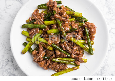 炒牛肉和蒜薹 68411808