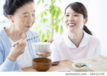 照顧者圖像照顧者協助高級女人吃 照顧者圖像照顧者協助高級女人吃 68412109