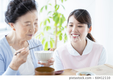 照顧者圖像照顧者協助高級女人吃 照顧者圖像照顧者協助高級女人吃 68412110