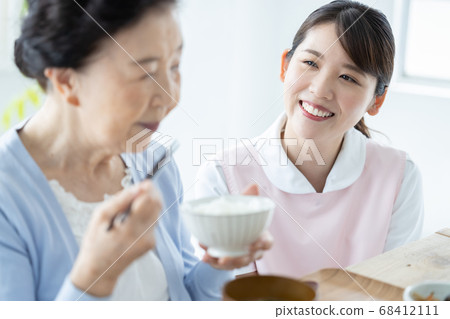照顧者圖像照顧者協助高級女人吃 照顧者圖像照顧者協助高級女人吃 68412111