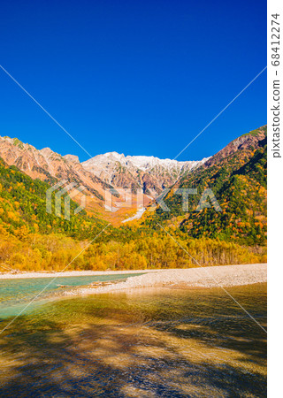 上高地和梓河[長野縣]的秋葉和穗高山脈 68412274