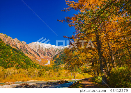 上高地和梓河[長野縣]的秋葉和穗高山脈 68412279