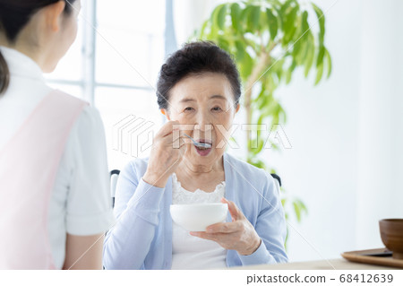 護理圖像高級女人吃頓飯 68412639