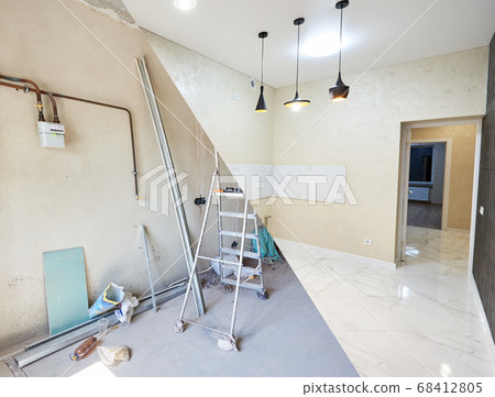 Room in apartment before and after renovation works Room in apartment before and after renovation works 68412805