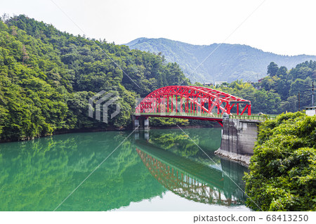 Evening Minedabashi bridge over Lake Okutama in August 68413250