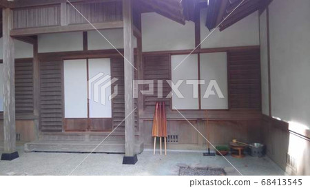 障子屏風和日本木製房屋的白牆,上面放著三個棕色的蛇眼傘 障子屏風和日本木製房屋的白牆,上面放著三個棕色的蛇眼傘 68413545