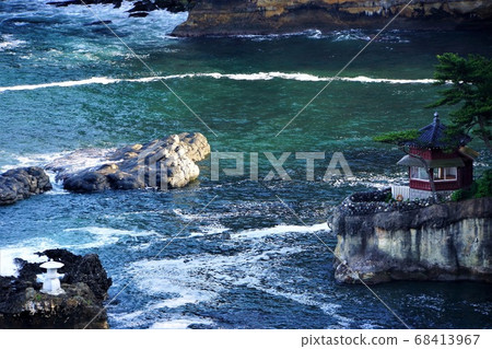 北茨城/強羅海岸 - 清澈的海水,白色的波浪,以及建在雄偉的礁石上的朱紅色的“六角堂”,就像一幅畫。 北茨城/強羅海岸 - 清澈的海水,白色的波浪,以及建在雄偉的礁石上的朱紅色的“六角堂”,就像一幅畫。 68413967