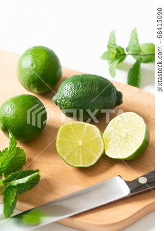 Lime cut in half 68415090