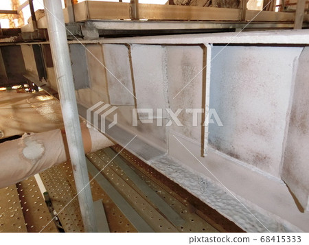 重新腐蝕鏽蝕的鋼架後，噴砂去除舊的油漆和鐵鏽 68415333