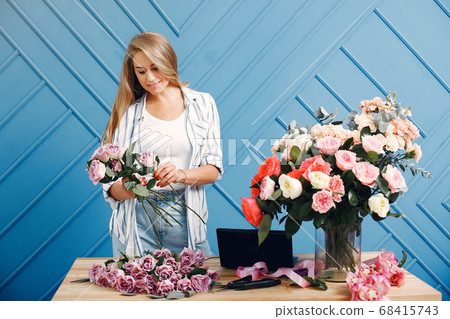 Frorist makes a beautiful bouquet in a studio Frorist makes a beautiful bouquet in a studio 68415743