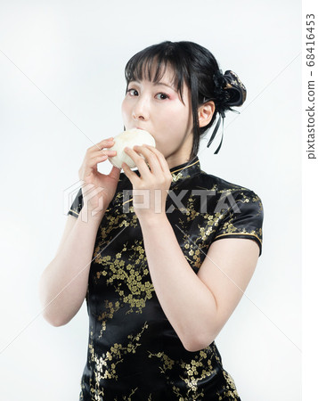 [白色背景]中國女孩（中國服飾）飲食姿勢[腰上] 68416453