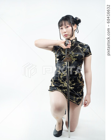 [白色背景]中國女孩（中國服裝）戰鬥姿勢[全身] 68416632
