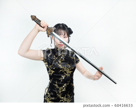 [白色背景]中國女孩（中國服裝）戰鬥姿勢[腰上] 68416633