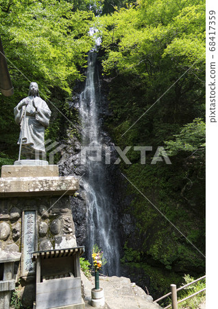 Hagoromo Shiraito Falls and the statue of the millionaire 68417359