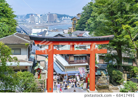 [Kanagawa] Torii of Eshima Shrine and Enoshima cityscape 68417491
