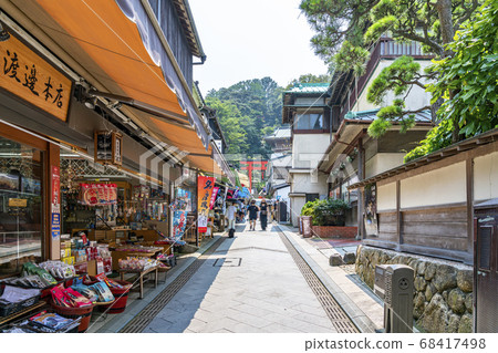 [Kanagawa Prefecture] Bensai Tennakamise Road on the approach to Ejima Shrine 68417498