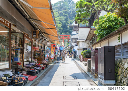 [Kanagawa Prefecture] Bensai Tennakamise Road on the approach to Ejima Shrine 68417502