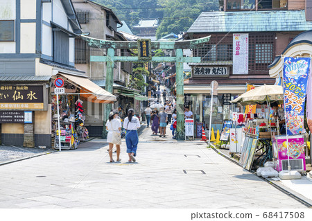[Kanagawa] Bennoten Nakamise Road and Bronze Torii in Enoshima 68417508