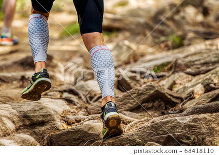 man runner in compression sleeveless socks 68418110