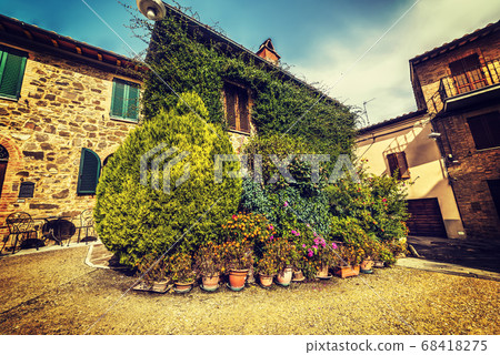 small square in Montalcino 68418275