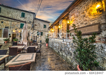 Small square in Monteriggioni 68418447