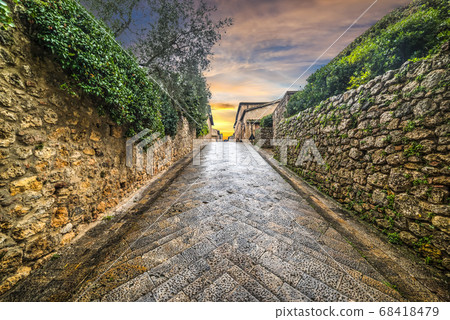 Narrow backstreet in Monteriggioni Narrow backstreet in Monteriggioni 68418479