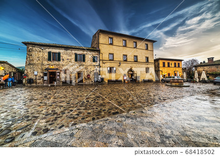 Dramatic sky over Monteriggioni 68418502