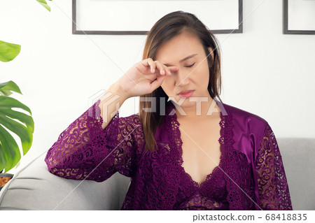 Have an itching eyelid 68418835