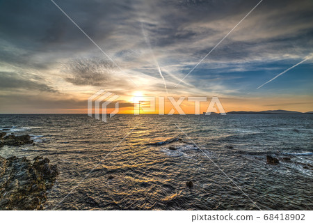 Rocks and waves in Alghero 68418902