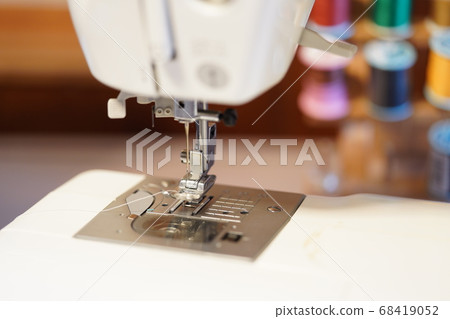 Sewing machine needle up 68419052