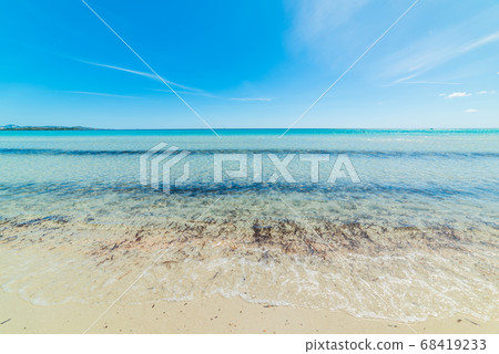 Cirrus clouds in La Cinta beach 68419233