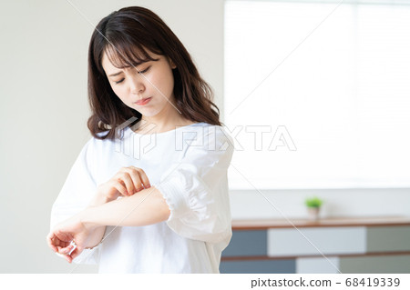 A young woman who cares about the rough skin of his arms A young woman who cares about the rough skin of his arms 68419339