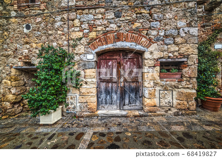 plants and wooden door in Monteriggioni 68419827
