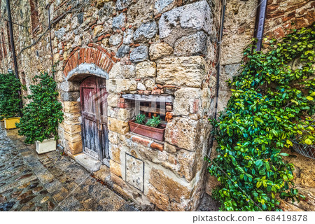 old wooden door in Monteriggioni 68419878