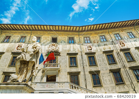 Cosimo I statue in Piazza dei Cavalieri in Pisa Cosimo I statue in Piazza dei Cavalieri in Pisa 68420019