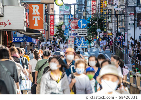 Japan's Tokyo cityscape Masks stand out even in the heat of the summer... = 8/11, Yokohama station square Japan's Tokyo cityscape Masks stand out even in the heat of the summer... = 8/11, Yokohama station square 68420331