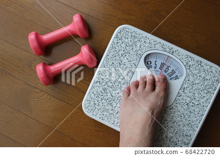 One leg on the scale 68422720