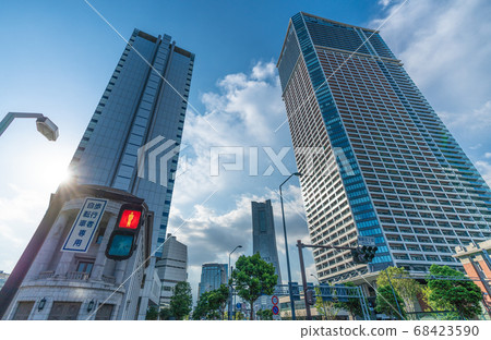 日本的橫濱城市景觀,俯瞰橫濱島塔和塔公寓 日本的橫濱城市景觀,俯瞰橫濱島塔和塔公寓 68423590