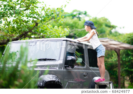 Girls to wash 68424977