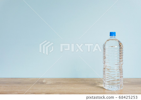 大塑料瓶水在桌子上 大塑料瓶水在桌子上 68425253