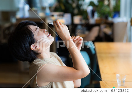 A beautiful middle woman who puts eye drops A beautiful middle woman who puts eye drops 68425832