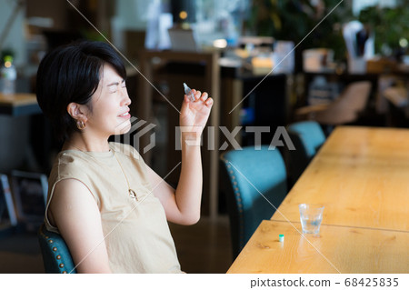 A beautiful middle woman who puts eye drops A beautiful middle woman who puts eye drops 68425835