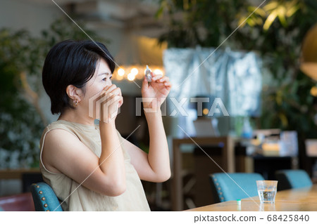 A beautiful middle woman who puts eye drops A beautiful middle woman who puts eye drops 68425840