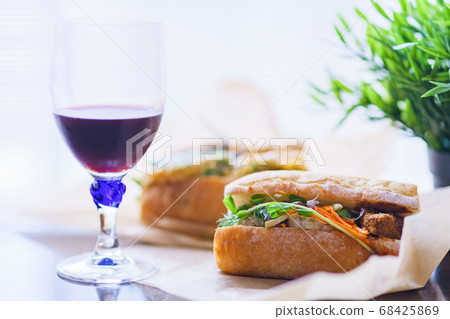 Deliver baguette sands online and enjoy with wine at home [New normal of With Corona] 68425869
