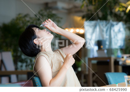 A beautiful middle woman who puts eye drops A beautiful middle woman who puts eye drops 68425990