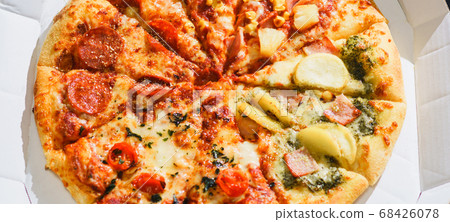 Boxed pizza for online delivery [Image of corona fat with self-exclusion] 68426078
