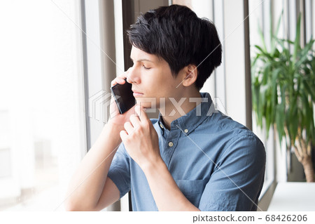 一個年輕人談話在智能手機 68426206