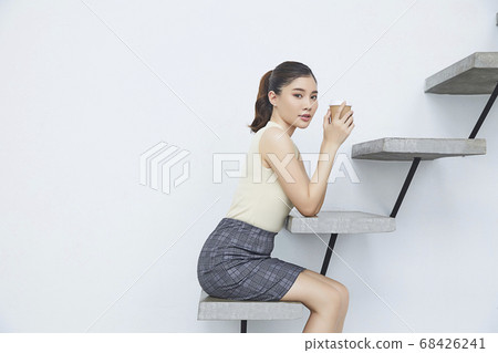 坐在樓梯上的漂亮OL咖啡時間 68426241