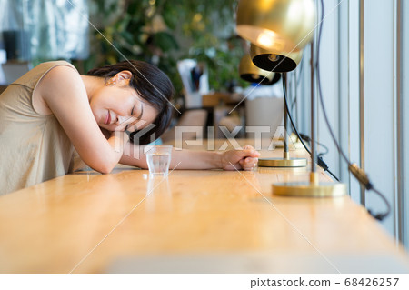 A woman in her 40s who is sick 68426257